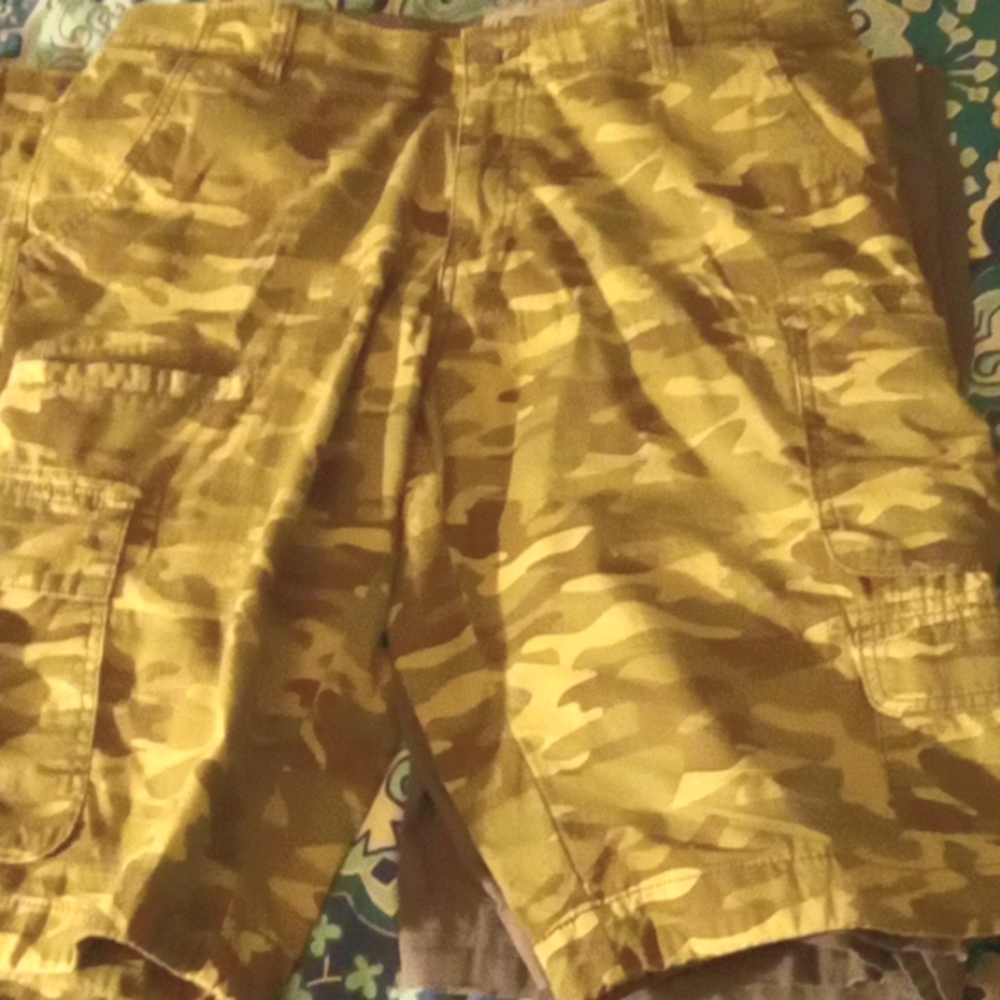 Men's cargo.shorts 1 pair gray. Two pairs of camos. One pair tan